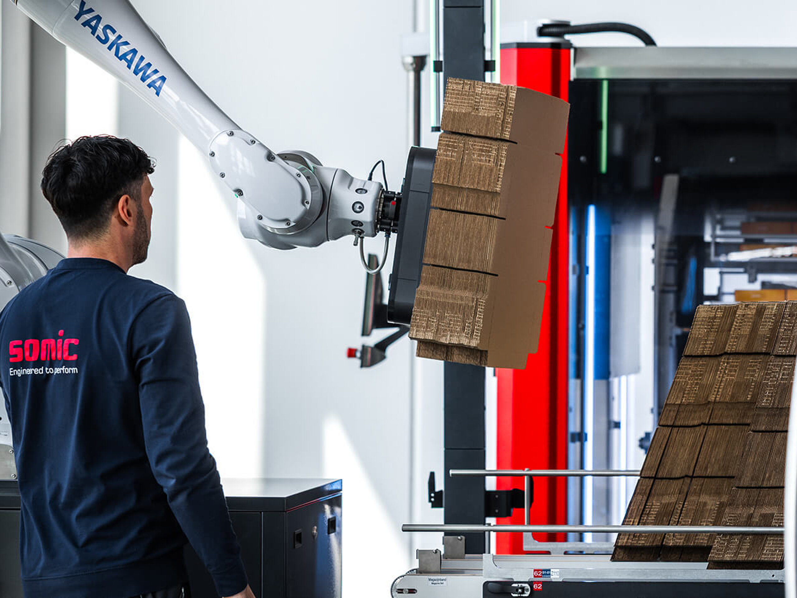 SOMIC CoboLoad – For automated loading of the carton magazine