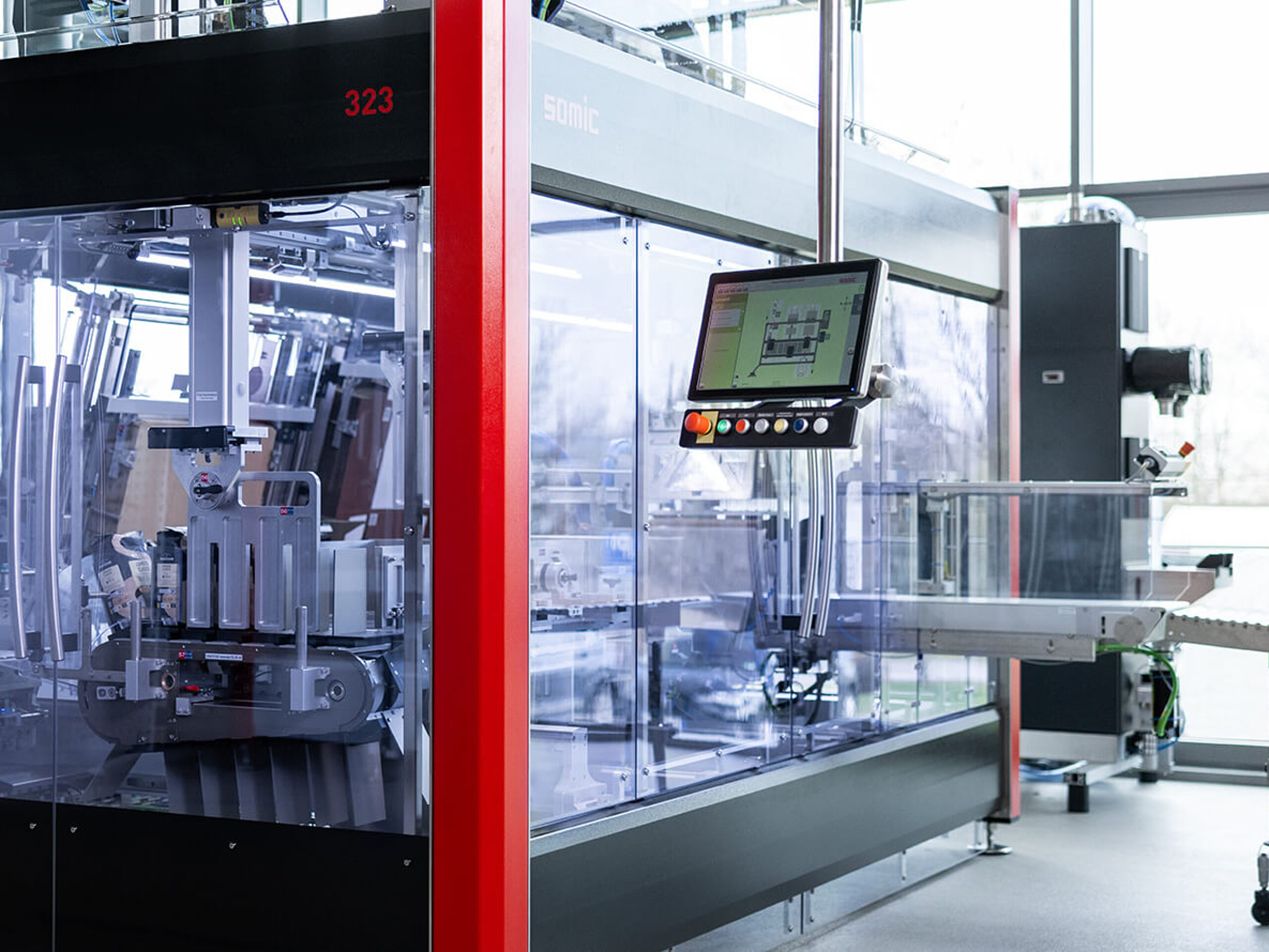 SOMIC 323: Powerful and flexible case packer for your end-of-line packaging